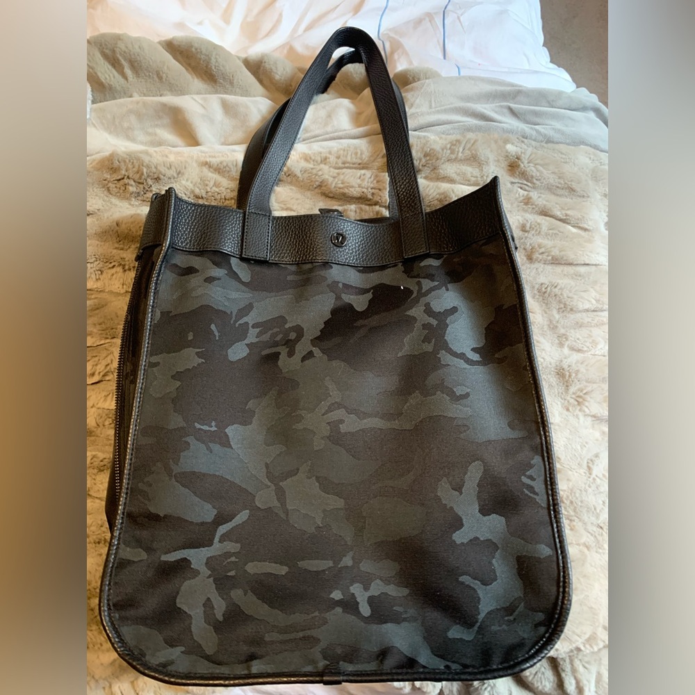 Only used twice in great condition lululemon tote bag